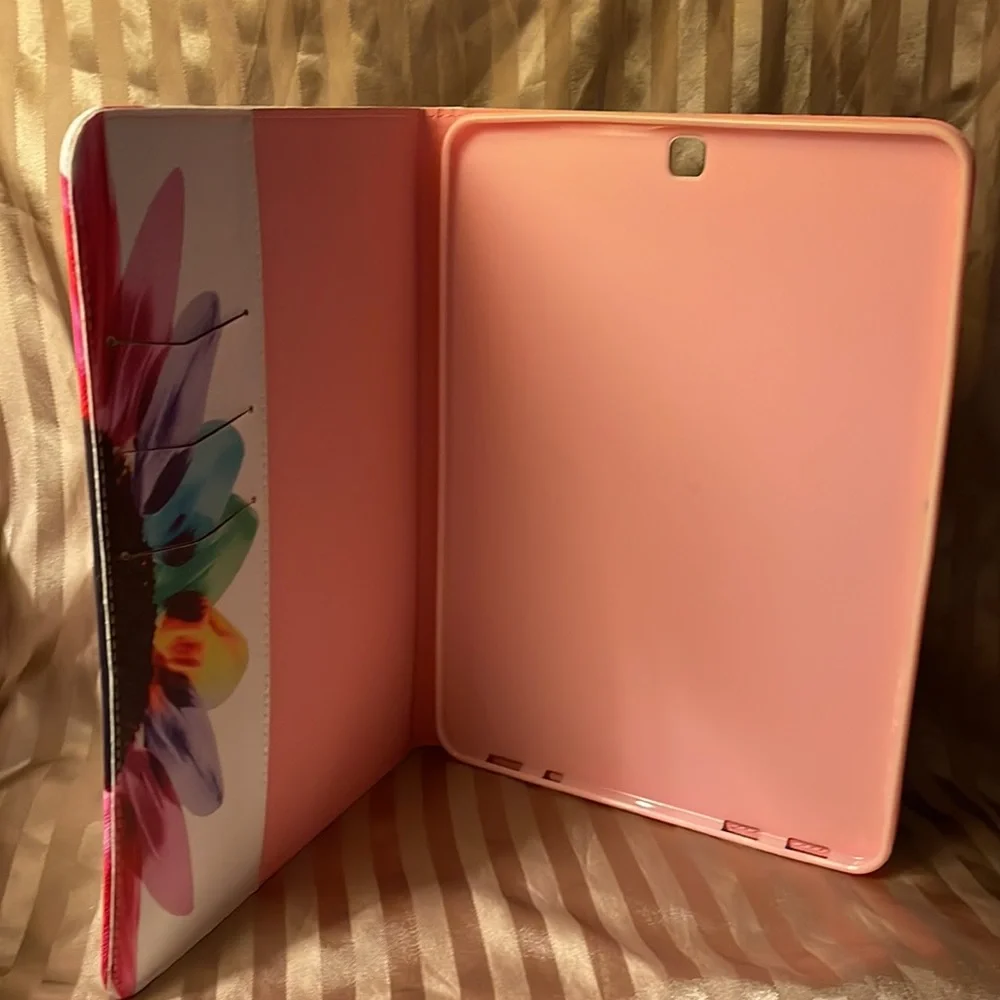 Floral pink colored tablet cover- not sure what type tablet fits in it.